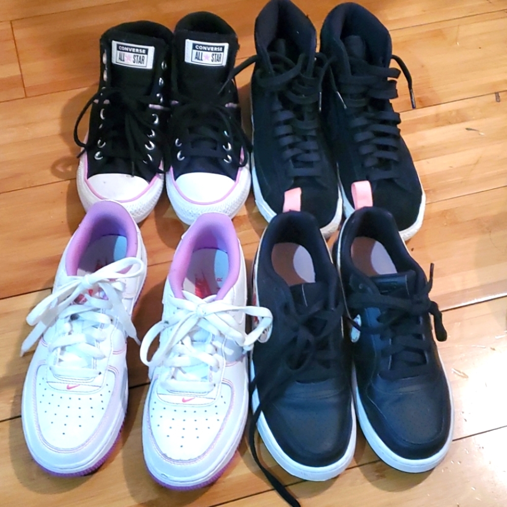 SOLD 4 pairs of sneakers (Nike/converse)